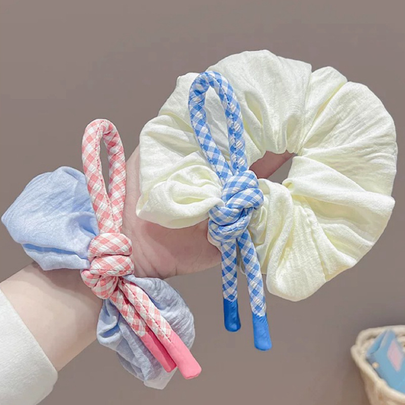 A sweet girl with a tied ribbon, a large intestine hair tie, a bun hairstyle, a high-elasticity ponytail hair tie, and an ins~ headwear details Picture