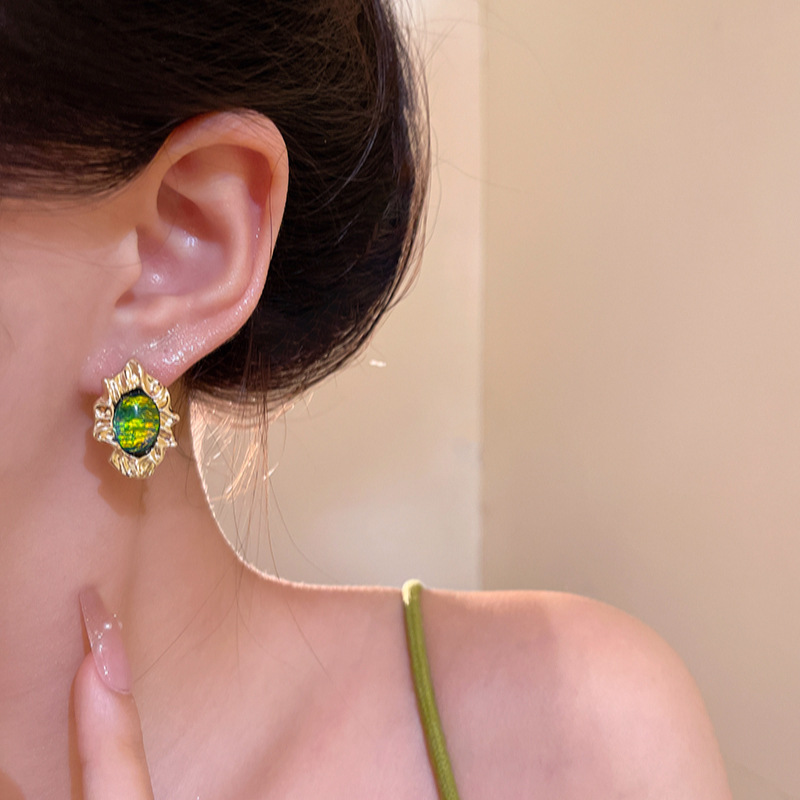 New European and American retro pleated metallic stud earrings, women's middle-aged style irregular green earrings, light luxury style earrings Application Scenario