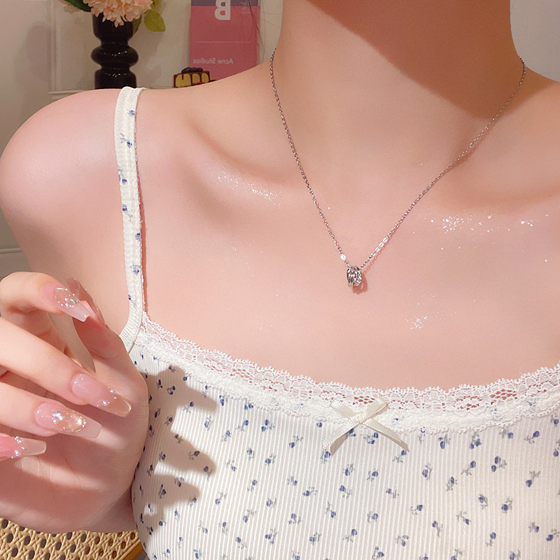 Double-ring diamond-encrusted pendant titanium steel necklace, new and versatile collarbone chain, European and American style cross-border necklace accessory Application Scenario