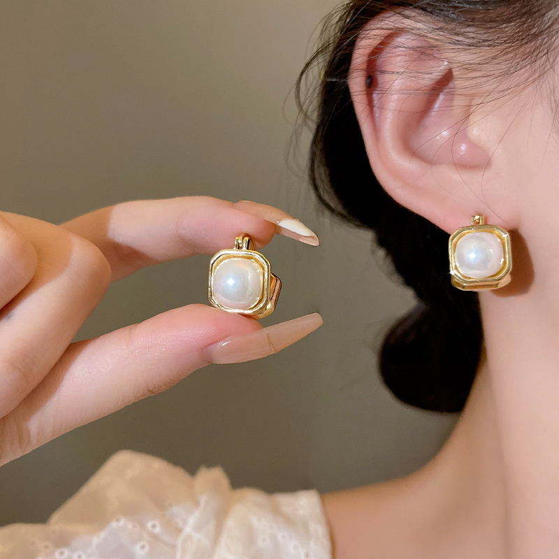 A new minimalist double-sided pearl ear stud accessory from South Korea, featuring a feminine and retro style that exudes an ethereal charm details Picture