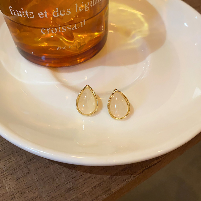 French retro cat's eye stone water drop earrings, feminine, light luxury and high-end feel, niche ear studs, elegant earrings wholesale Specification drawing