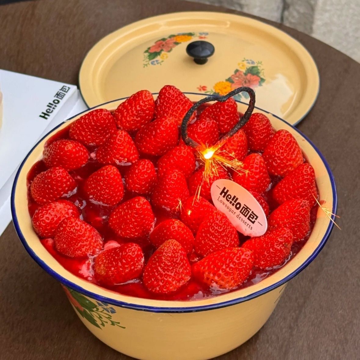 Enamel cake basin, enamel lard jar and noodle basin, enamel lid basin, bowl basin, yellow basin with lid, soup basin, the same style as the Internet celebrities details Picture