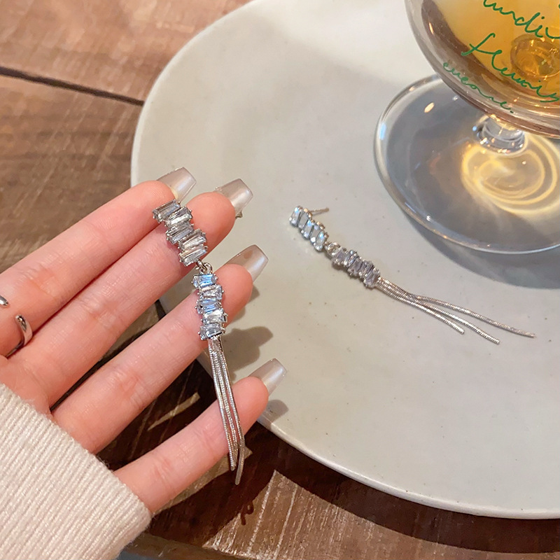 Light luxury long tassel irregular zircon earrings, versatile for women, the same style as elegant socialites, sparkling diamond earrings, exaggerated earrings Specification drawing