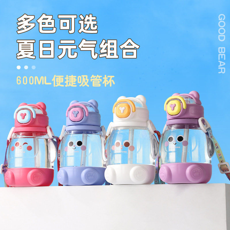 Wholesale and customization of summer children's straw cups, cute girls' large-capacity water cups, plastic cups, portable pop-up lid water bottles Application Scenario