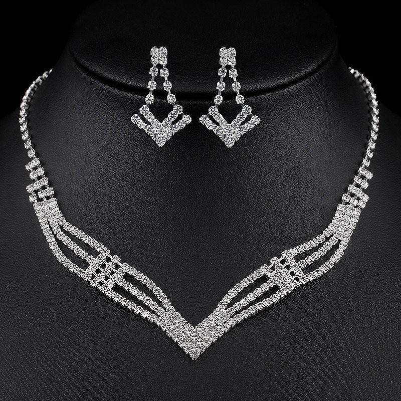 Wedding accessories: European and American fashion V-shaped full diamond set, earrings, necklace, bride's claw chain two-piece accessory ZN002 full figure