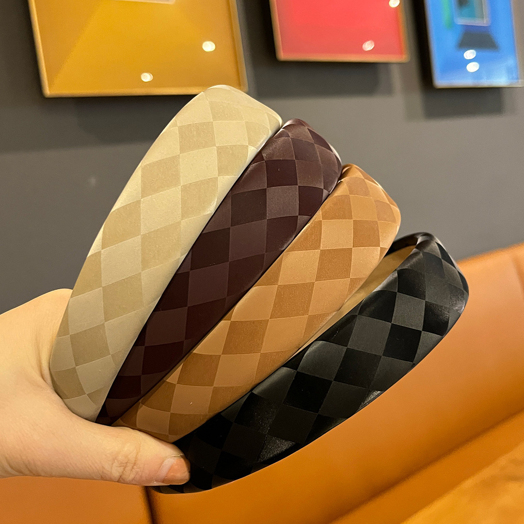 Spring checkerboard sponge hair band headband, retro and fashionable hair-pressing head hole, pu leather high top hair accessory headwear for women Specification drawing
