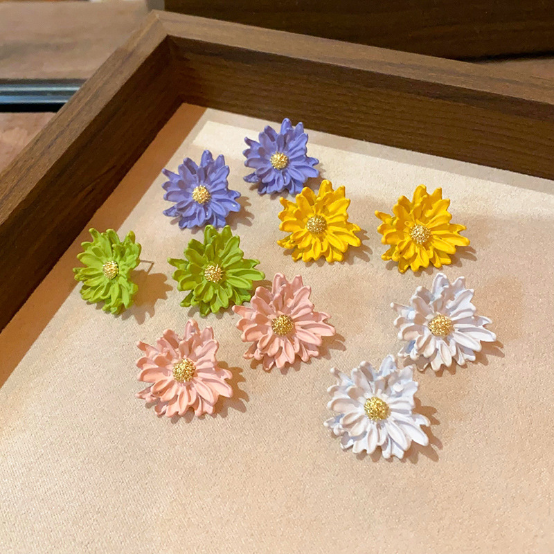 Spring fashion, fresh and delicate flower earrings, women's light luxury, versatile and elegant dopamine Daisy stud earrings, girls' earrings Specification drawing