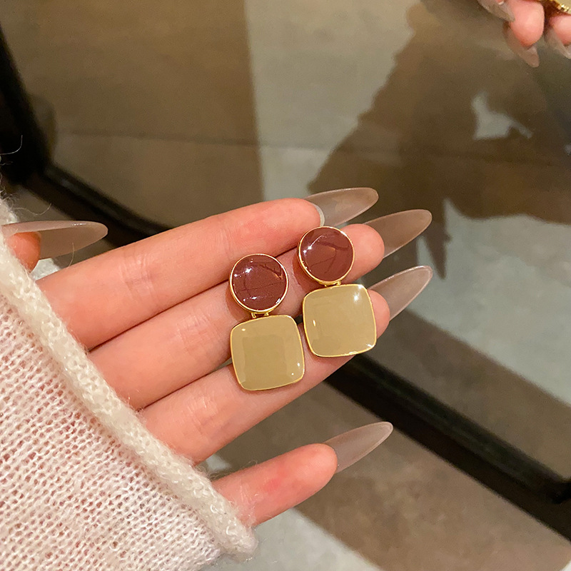 Hong Kong-style retro color-blocking geometric stud earrings, women's fashionable, individual and simple daily commuting oil-dripping earrings and earrings wholesale full figure