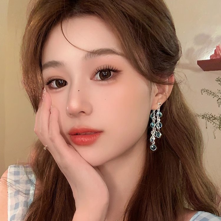 Blue crystal tassel earrings, a new bestseller for women in 2025, exude a high-end and fresh vibe. Sweet and girlish earrings for summer Application Scenario