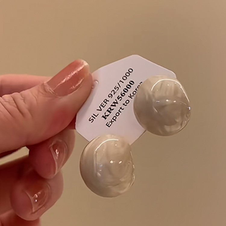 French retro cream-colored glazed bean stud earrings for women, gentle and elegant, high-end, light luxury and simple earrings Application Scenario