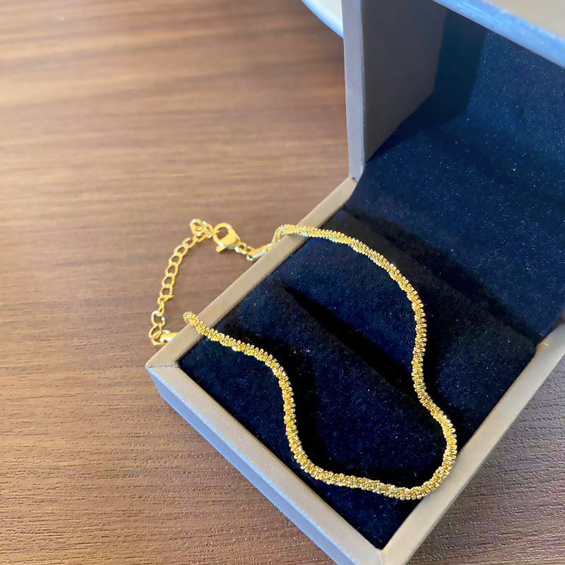 Golden shimmering bare chain, starry sky titanium steel necklace for women, vacuum electroplated, does not fade, popular online collarbone chain Application Scenario