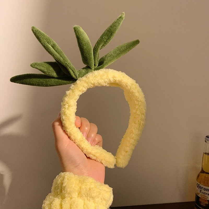 Sweet and cute pineapple for washing the face, plush hair tying, anti-slip hair band for girls to wash up and apply facial masks, and funny headband Application Scenario