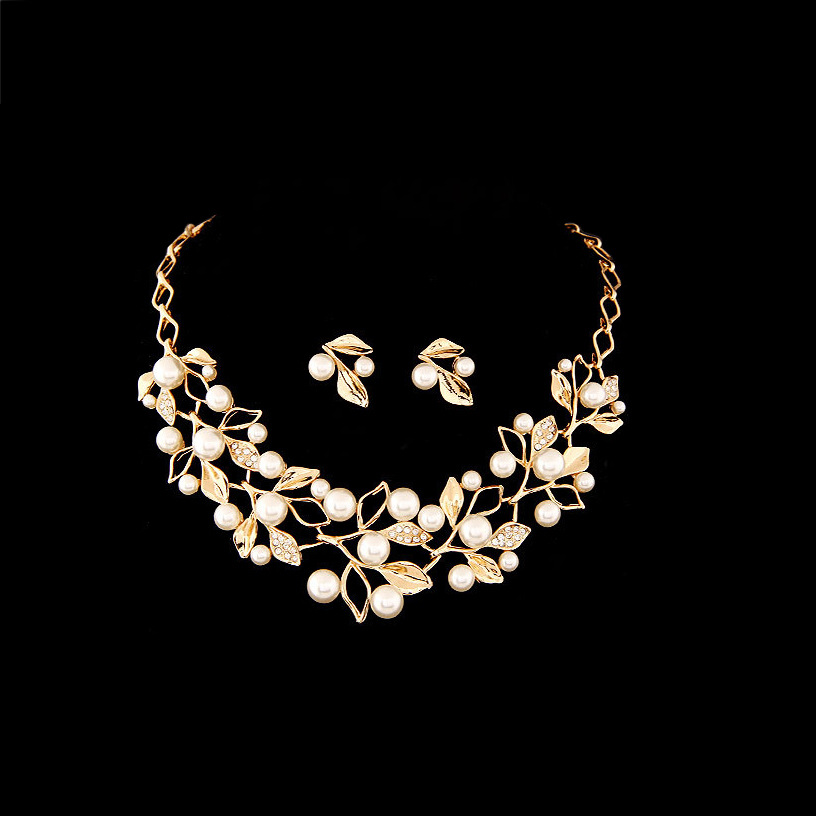 European and American fashionable metal sparkling diamond pearl branch leaf personalized and elegant bridal accessory set N1989 Application Scenario