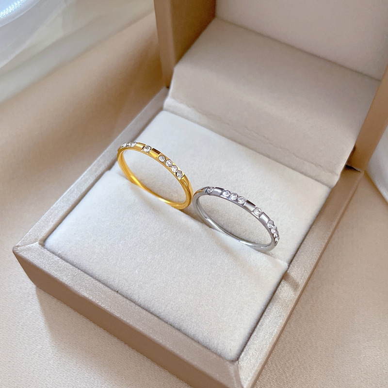 【 Non-fading 】 Minimalist plain titanium steel cold style dance ring for men and women, trendy and simple food rings on Instagram Application Scenario