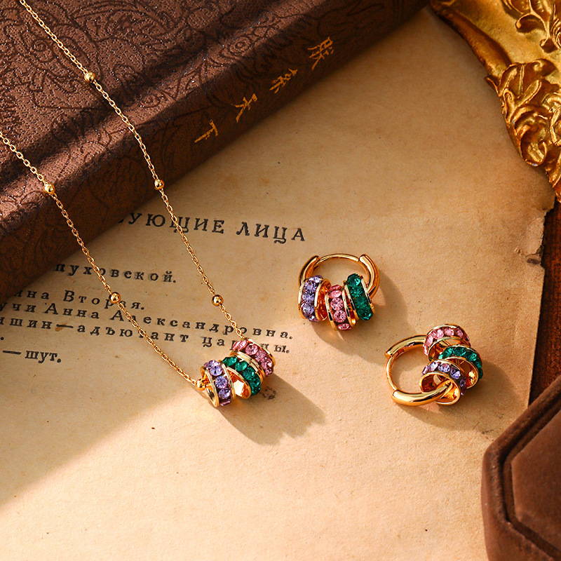 A best-selling colorful ring pendant necklace with a French retro and high-end feel, a fashionable dopamine necklace, and a niche and exquisite accessory full figure