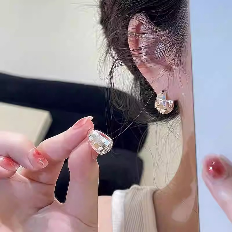 Silver sparkling water drop ear buckles, a light luxury and niche design for women, diamond-shaped ring earrings, fashionable and cold style earrings full figure
