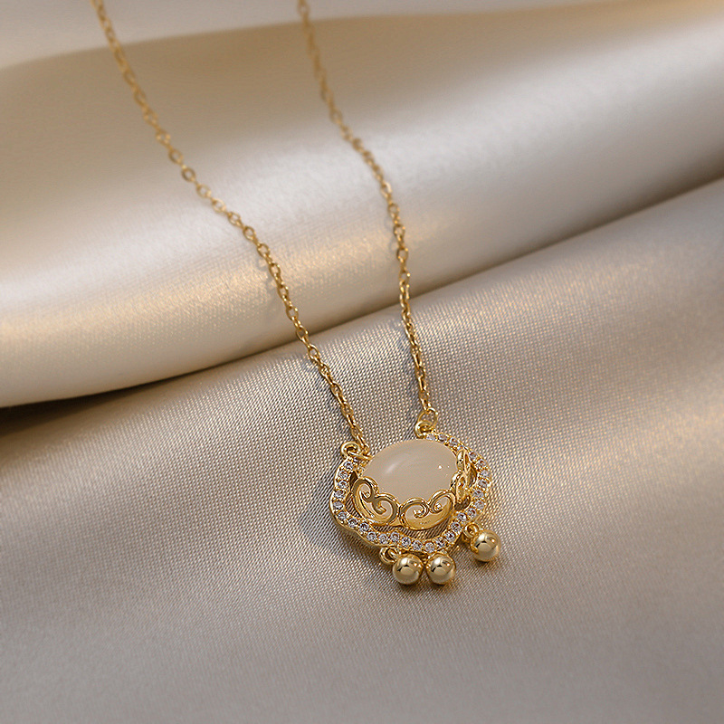 The popular cat's eye stone peace lock necklace on Douyin, a cold and luxurious style for women on Instagram, is a popular collarbone chain and titanium steel neck chain Application Scenario