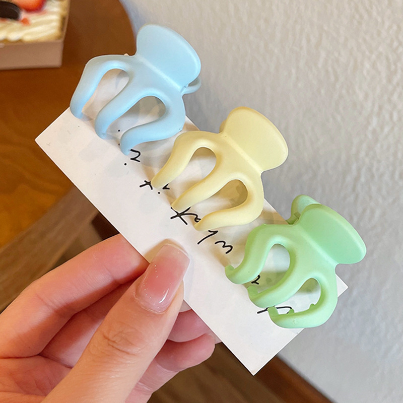 Bun head shark clip, bow, small matte mini invisible gripper, back of the head, hair accessory wholesale Application Scenario