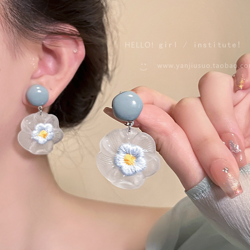 Transparent flower earrings suitable for summer, unique and unique for women, round face slimming, exaggerated earrings, and high-end stud earrings Specification drawing