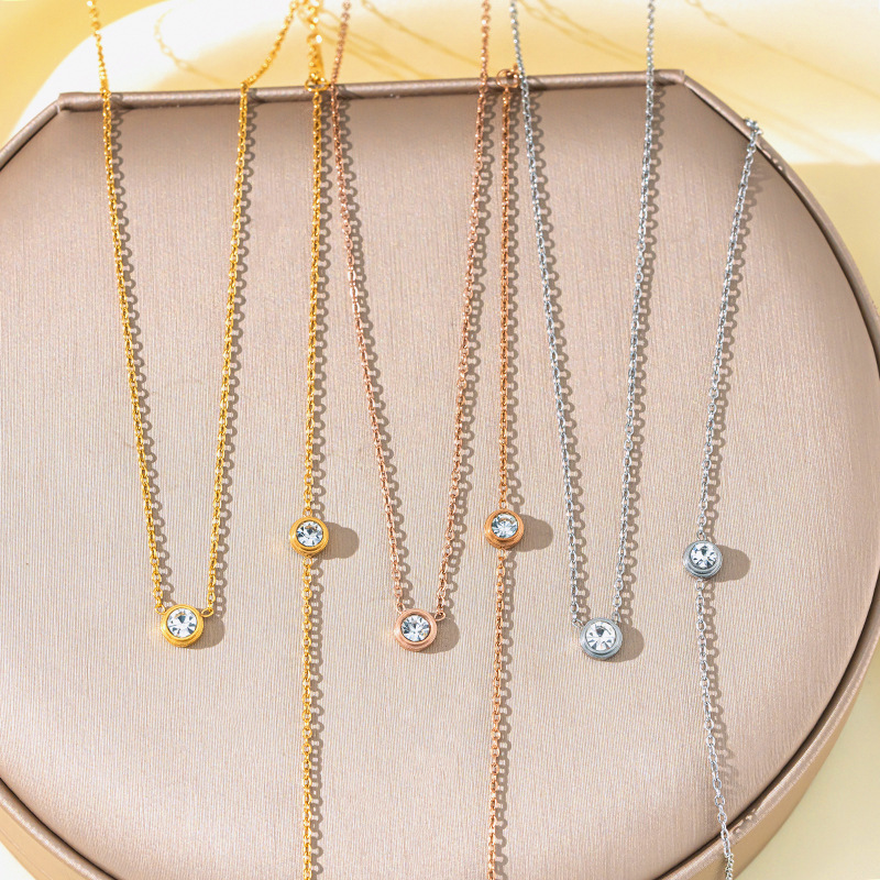 A minimalist and versatile diamond necklace and bracelet of the same style as Xiaohongshu, a fashionable and versatile titanium steel collarbone chain, a popular online accessory full figure