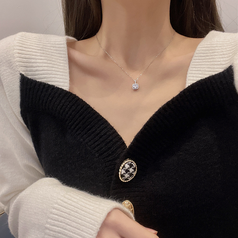 Silver super shiny square diamond titanium steel necklace for women, light luxury, niche zircon pendant, collarbone chain, personalized bestseller, cool accessory Specification drawing