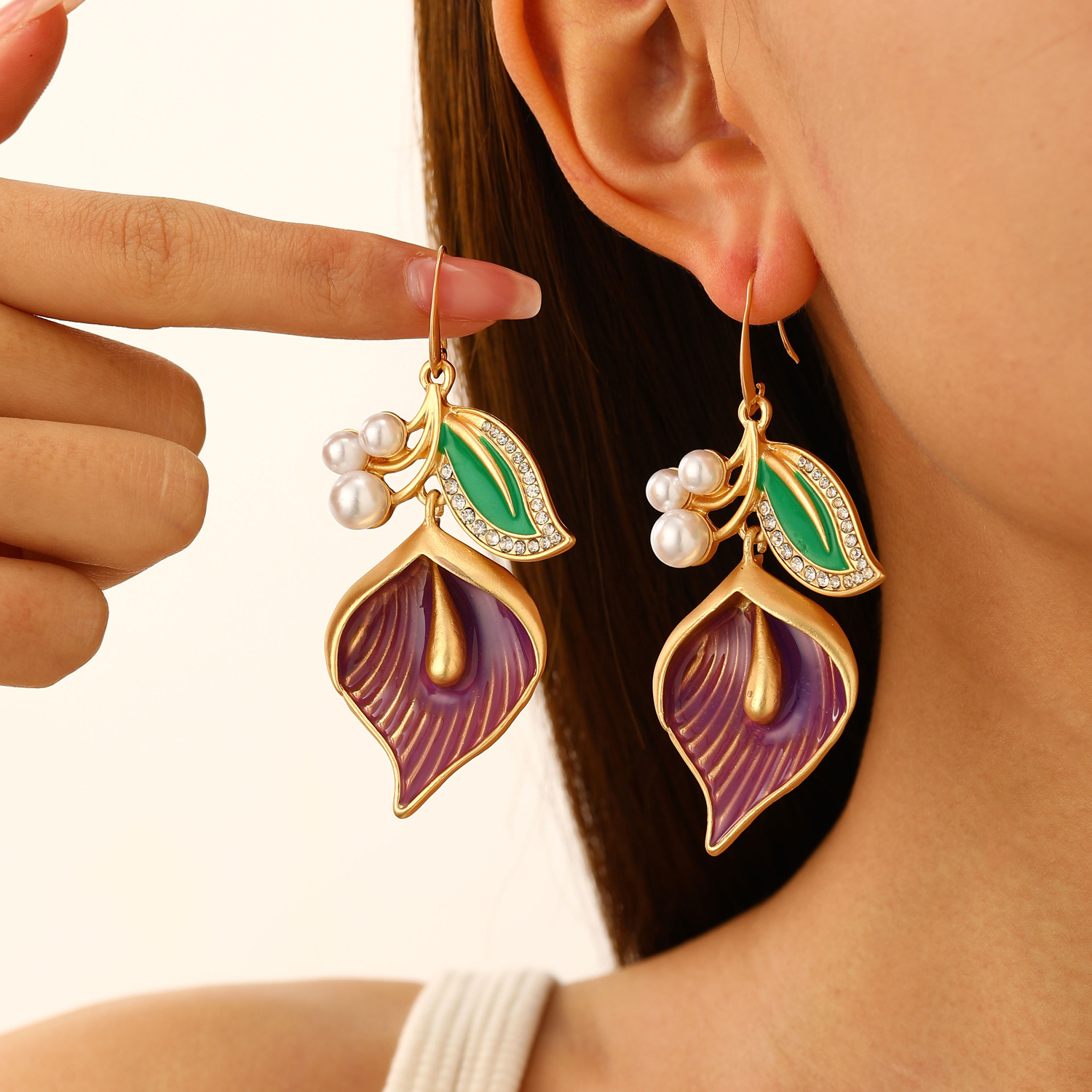 European and American fashion pearl calla lily flower earrings, enamel drop glaze, light luxury and high-end earrings, women's medieval court full figure