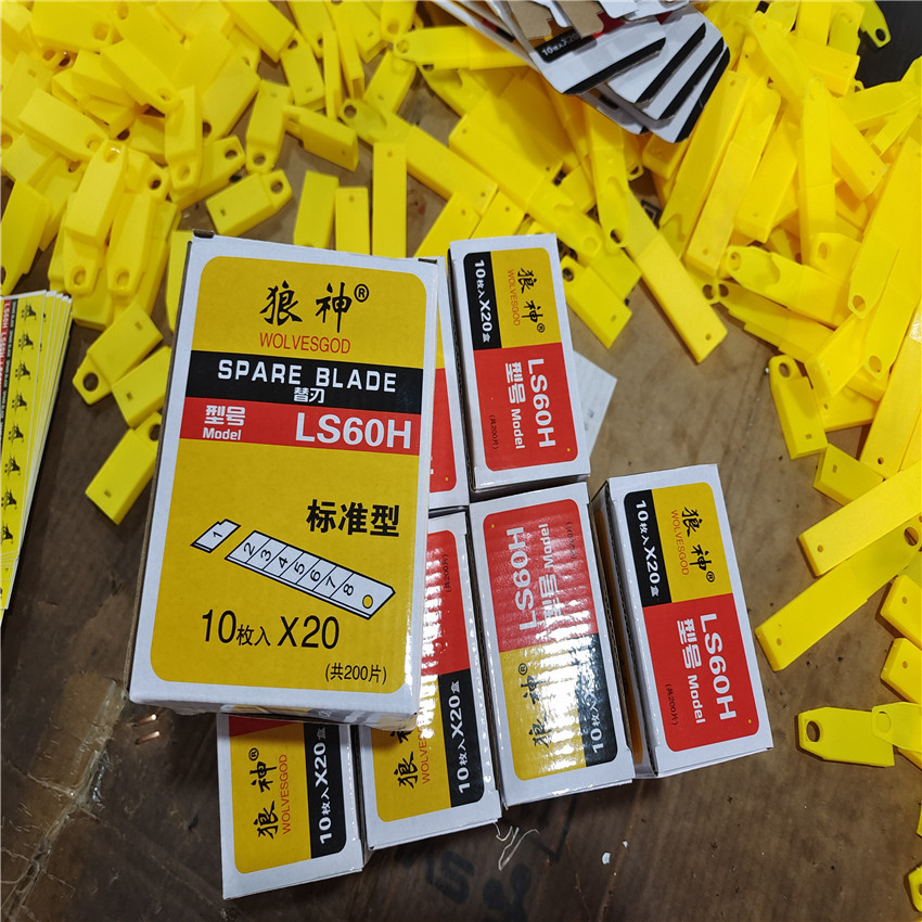 Factory wholesale black-edge blades, utility knives, paper cutting blades, medium blades, large wallpaper blades, 18mm Specification drawing