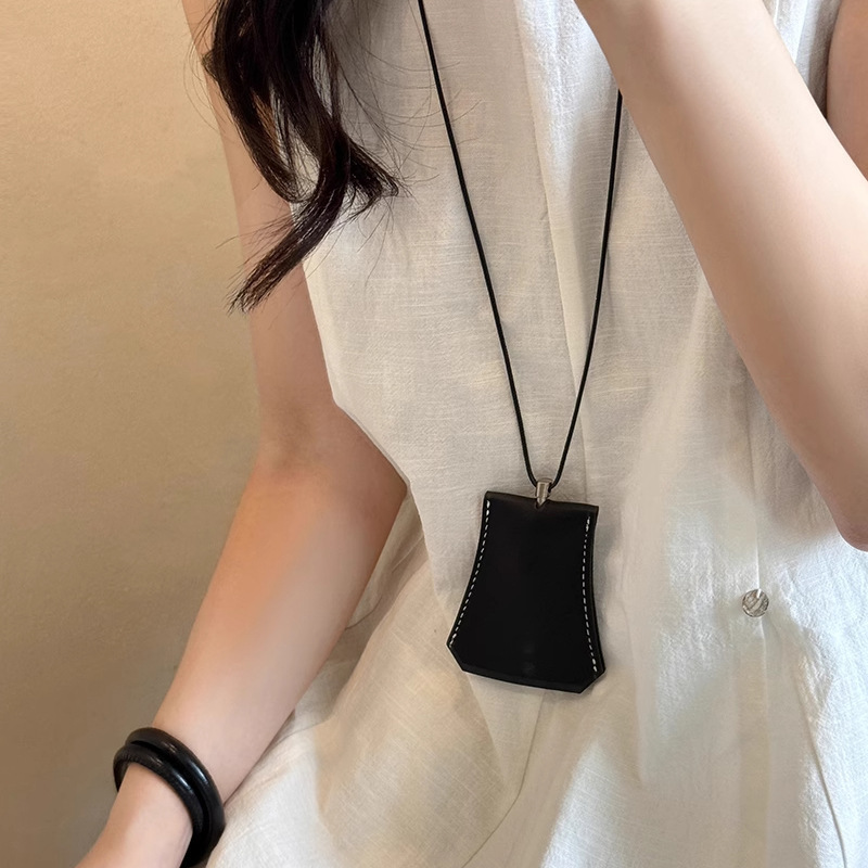 Geometric necklaces, glasses, keys, leather bags, necklaces, elegant and fashionable collarbone chains, simple and high-end necklaces wholesale Application Scenario