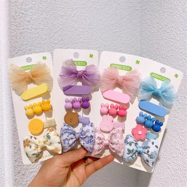 Cute baby hair clips for children with less hair without damaging it. Duckbill clips for girls with bow bangs and side clips for headwear Application Scenario