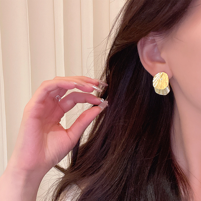 Metal palm-leaf fan, golden leaf earrings, women's light luxury, high-end style, elegant and grand, French individual, fashionable earrings and earrings Application Scenario