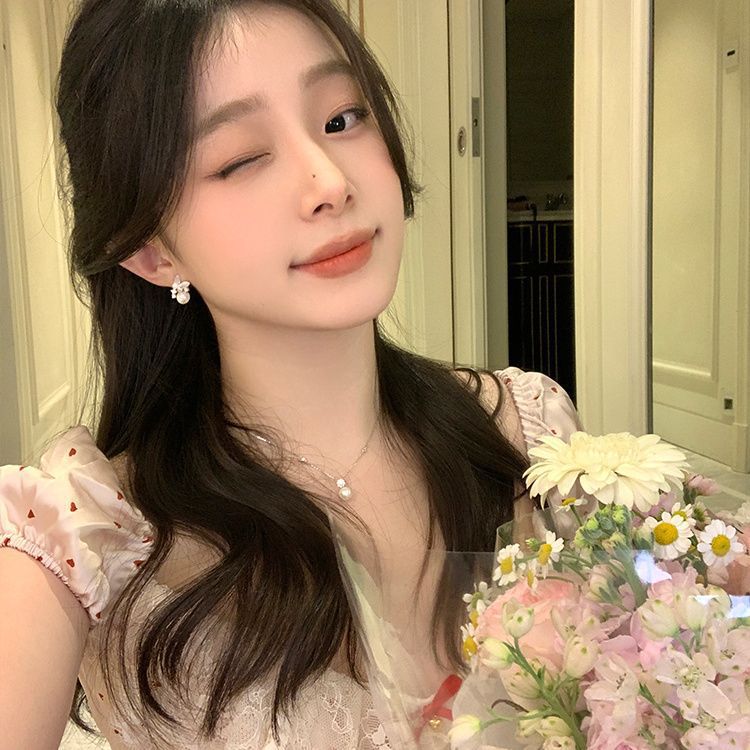Super ethereal butterfly pearl earrings, fashionable, sweet and versatile for women, girl ear studs, wholesale of internet-famous best-selling earrings Application Scenario