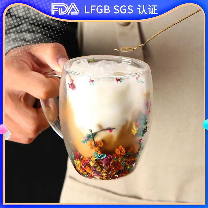 The popular double-layered glass cup with real flowers is of high appearance level as a souvenir. It is a cross-border high-borosilicate simple bottle with a lid full figure