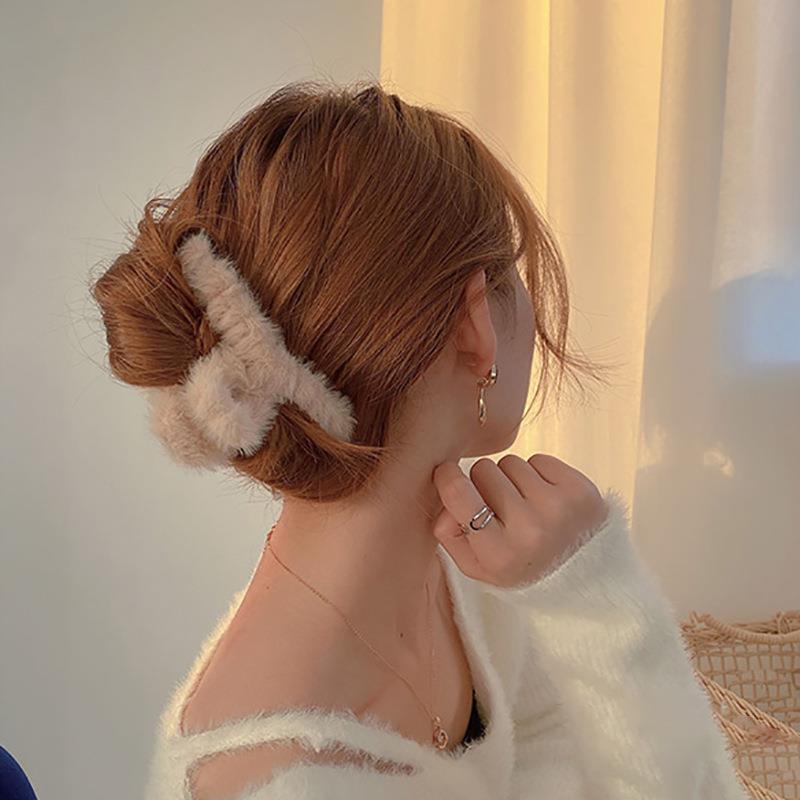 A large plush hairpin clip at the back of the head, a new autumn and winter hair clip, a shark clip clip, a headwear for women details Picture