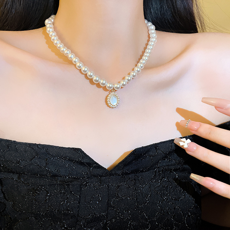 French retro pearl necklace, light luxury, fashionable, high-end design sense, versatile and elegant collarbone chain, popular neckchain accessory details Picture