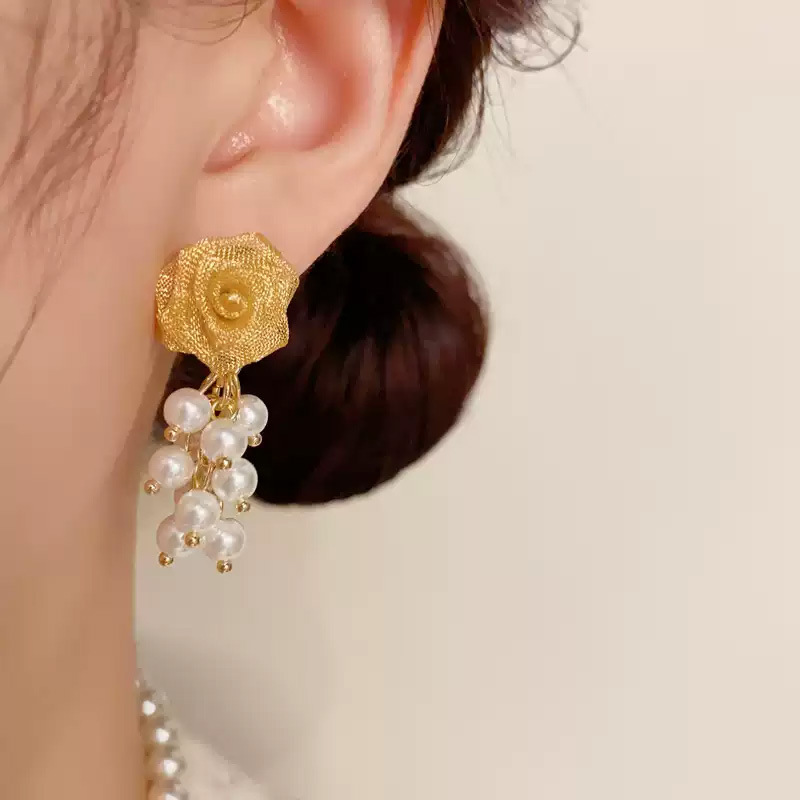 Golden rose tassel pearl earrings for women, French elegance, light luxury, court-style quality stud earrings, fashionable earrings wholesale Application Scenario