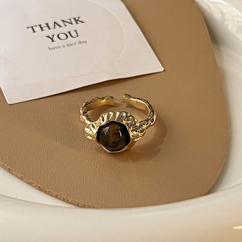 Golden tiger's eye metal open ring, a niche design for women with a light luxury and high-end feel, a vintage index finger ring for autumn and winter Application Scenario