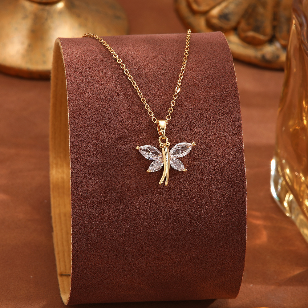 Korean version simple and elegant, light luxury titanium steel necklace, women's niche fashion, versatile collarbone chain, popular jewelry, silver accessory Application Scenario