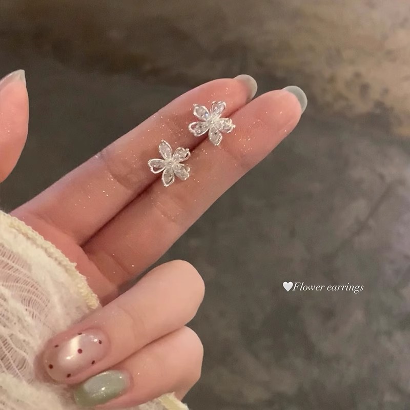 Elegant hollowed-out flower stud earrings for women, a new bestseller in 2025, exuding a sense of sophistication and sophistication, versatile and exquisite earrings and earrings for spring and summer details Picture