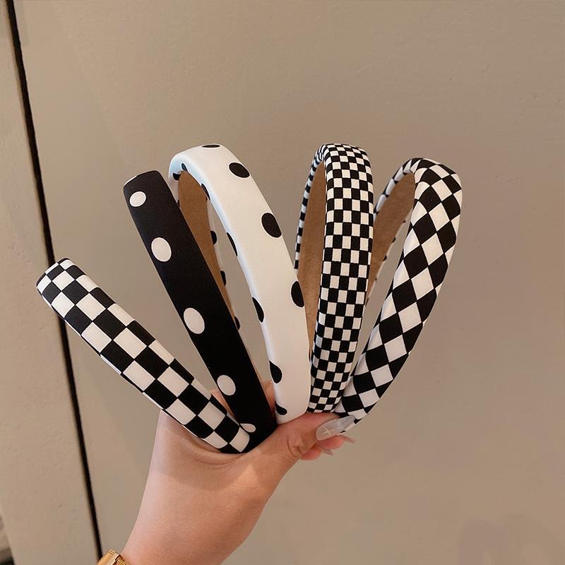 Retro black and white checkered hair band headband for women's autumn and winter, thin sponge hairpin, French high top headwear Application Scenario