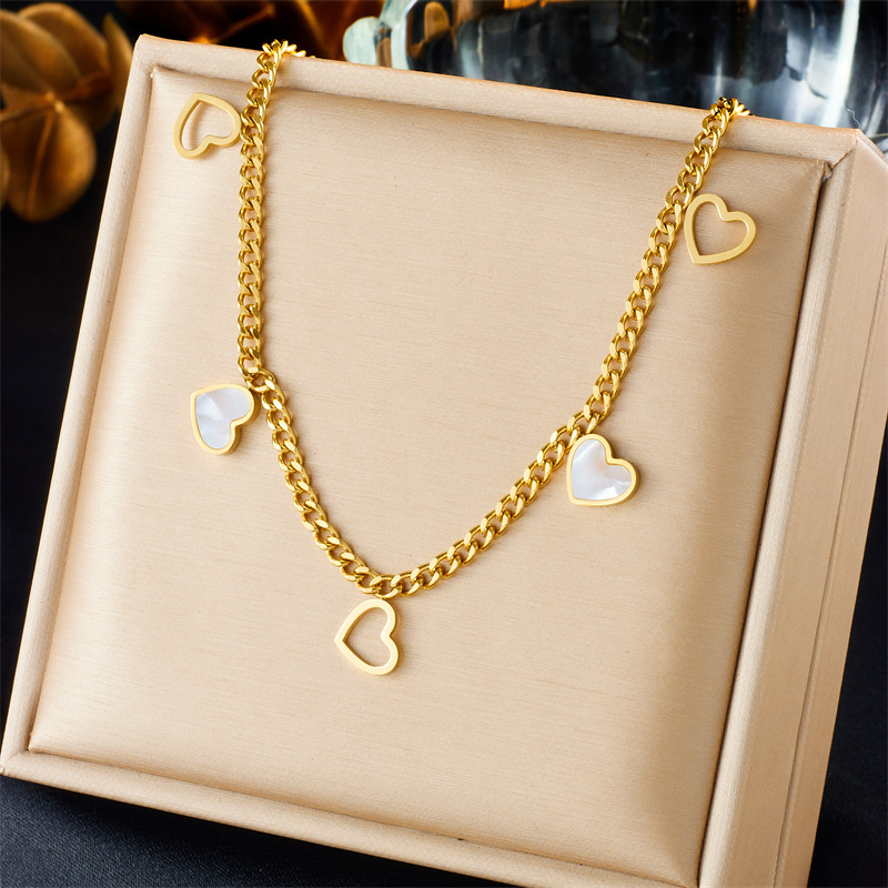 Korean-style simple and fashionable commuting accessories with blank shell hearts, chains, stainless steel jewelry and necklaces full figure