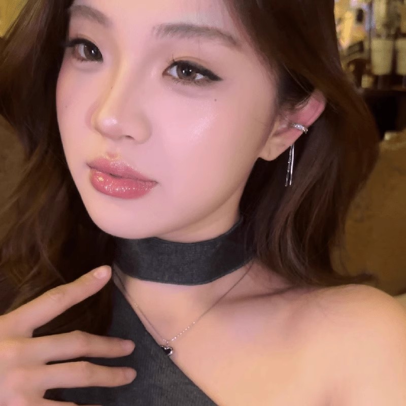 The no-ear piercing ear bone clip zircon tassel earrings exude a sophisticated and elegant charm. With a unique design, they are a versatile and niche long pair of earrings Application Scenario