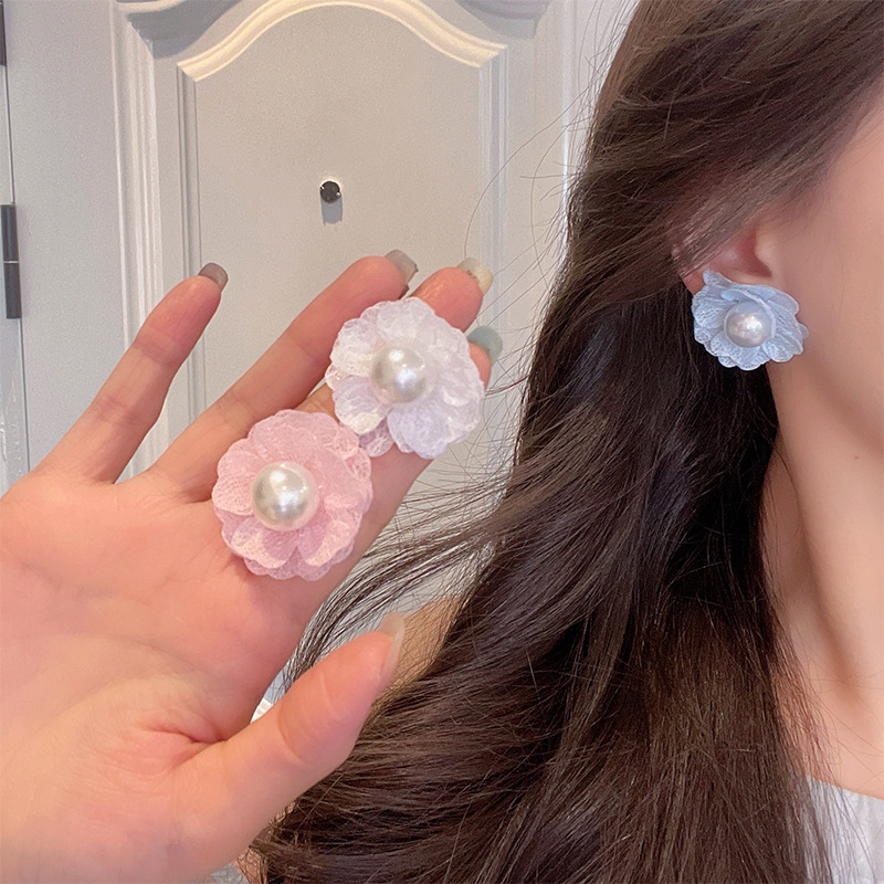 Atmospheric white chiffon flower earrings, sweet and retro floral stud earrings, 2025 new style bestseller, round face earrings full figure