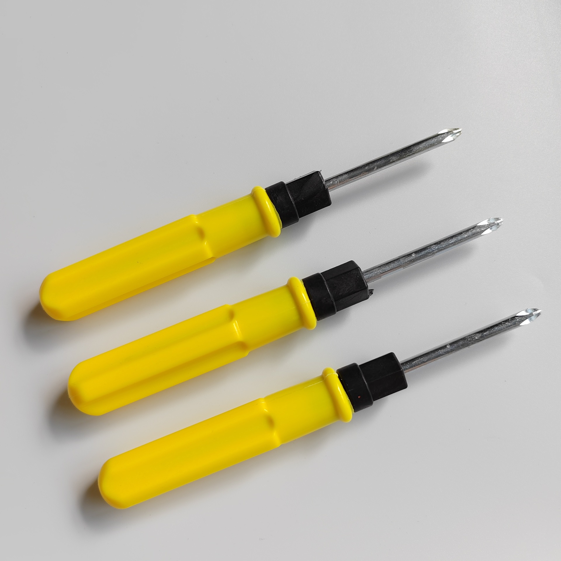 Wholesale of 2-inch, 3-inch and 4-inch dual-purpose screwdrivers with cross-shaped strong magnetic screwdrivers from the manufacturer Application Scenario