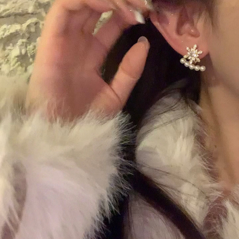 Zirconium snowflake pearl dual-wear earrings for women, exuding a high-end and elegant charm in autumn and winter. Christmas stud earrings, a light luxury bestseller Application Scenario