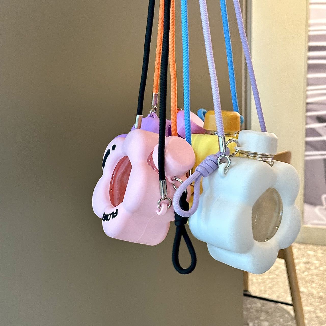 The new high-appearance-level flower cute ins slanted water cup is portable for school and work. The plastic cup is durable and can be dropped details Picture