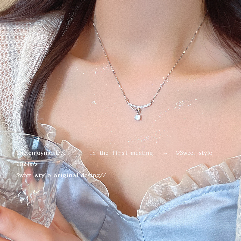 Cold and elegant star-shaped pendant titanium steel necklace for women, exquisite zircon collarbone chain, a light luxury bestseller neckchain accessory details Picture