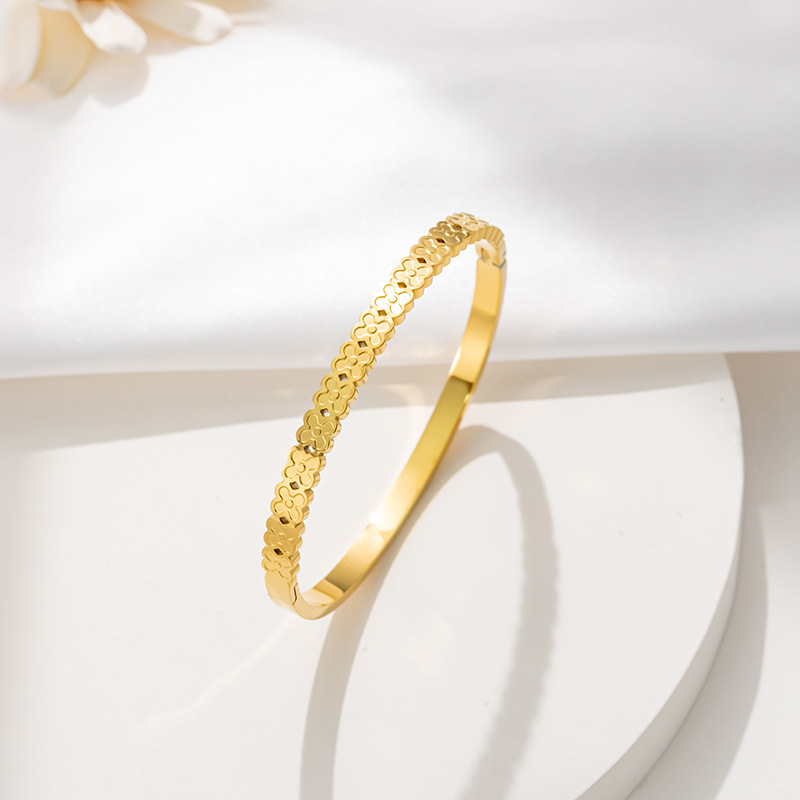 Korean-style simple titanium steel four-leaf clover bracelet, a fashionable and light luxury wristband for women, a versatile high-end accessory for Internet celebrities, wholesale Application Scenario