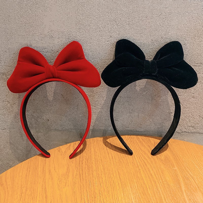 Snow White's velvet hairband, a sweet photo taken with a huge red bow, and a live-streamed hairpin on the stage full figure