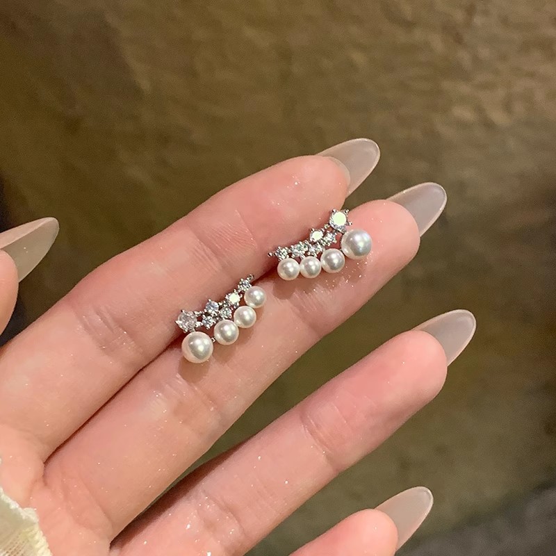Ultra-sparkling and exquisite zircon wings with diamond-encrusted pearl stud earrings, a unique and elegant women's light luxury niche design, exuding a sense of high-end quality Specification drawing