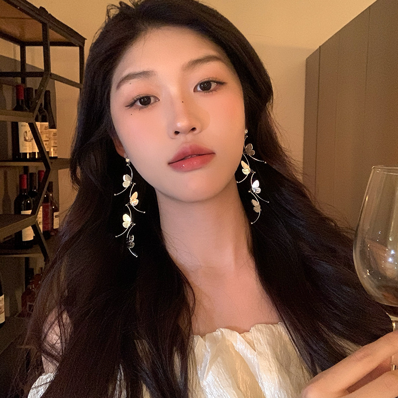 Cold style hollowed-out butterfly tassel stud earrings for women, a unique and high-end look, versatile and exquisite earrings, a light luxury and elegant ear accessory Specification drawing